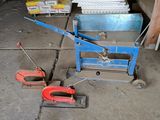 a small machine that is sitting on the ground