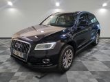 une image d'une audi suv noire garée dans un garage