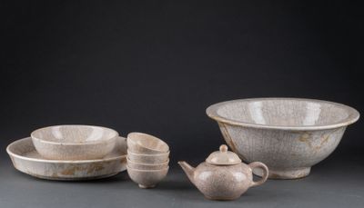 beaucoup de bols et de tasses posés sur une table