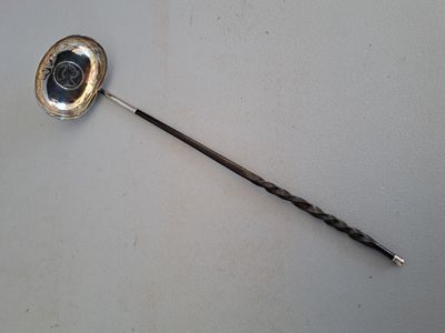 Cuillère à punch en métal argenté et corne torsadé.