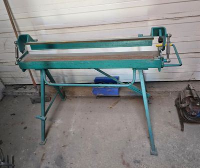 a machine that is sitting on the ground in front of a building