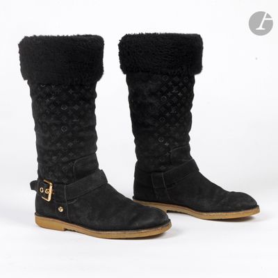 gros plan d'une paire de bottes noires sur fond blanc