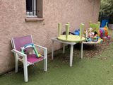 deux chaises de jardin et une table devant une maison