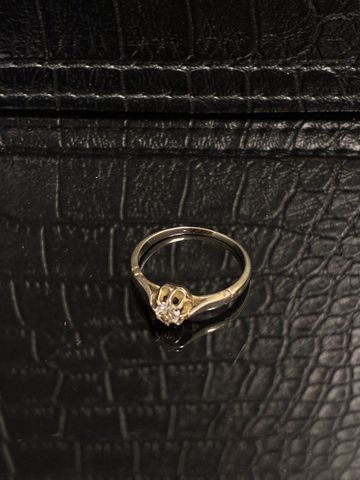 Petite bague solitaire en or 18 carats 750 millièmes à décor d’un