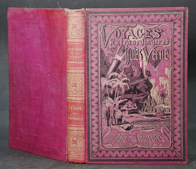 la couverture d'un livre rose sur laquelle figure l'image d'un homme à cheval