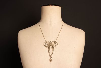 une image représentant le torse d'un mannequin portant un collier