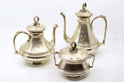 deux théières en argent et une soucoupe sur fond blanc