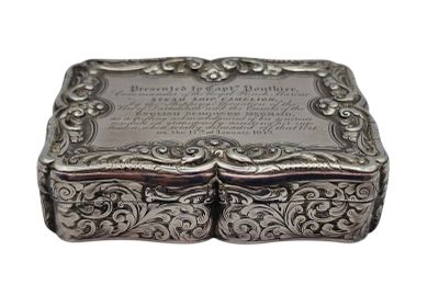 boîte plaquée argent avec une inscription sur fond blanc
