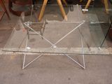 une table en verre ornée d'un motif en forme d'étoile
