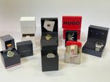 de nombreux modèles de montres, présentés dans leurs boîtes sur un fond blanc