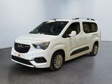 La petite camionnette blanche est garée dans une grande pièce.