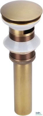 un gros plan d'un robinet de lavabo blanc et en laiton sur fond blanc