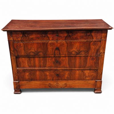 une commode en noyer