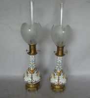 GIEN. Paire de lampes à pétrole fut en faïence polychrome, m…