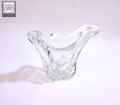 un vase en verre posé sur une surface blanche