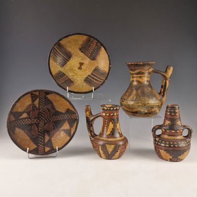 de nombreux types de poteries exposées sur une table
