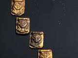 un gros plan sur une rangée de pièces d'or posées sur une surface noire