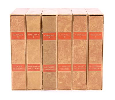 quatre livres sont empilés sur une surface blanche