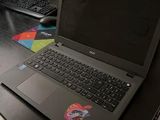 un ordinateur portable posé sur un bureau, à côté d'un écran d'ordinateur