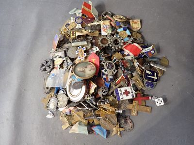un tas d'objets métalliques divers posés sur une table