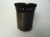 une tasse noire posée sur une table, sur fond blanc