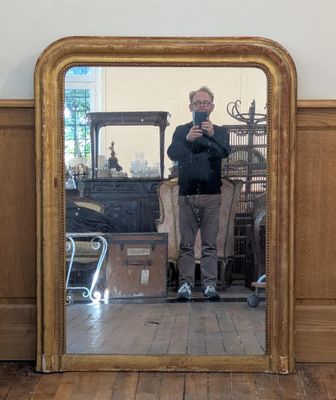 un homme se prenant en photo dans un miroir
