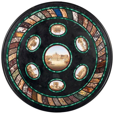 une photo représentant une plaque de verre circulaire sur laquelle figure l'image d'une ville