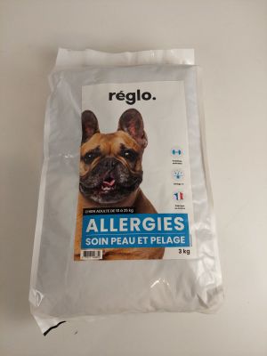 un sac rempli d'allergies posé sur une table