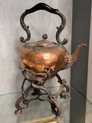 une théière posée sur un socle dans une vitrine