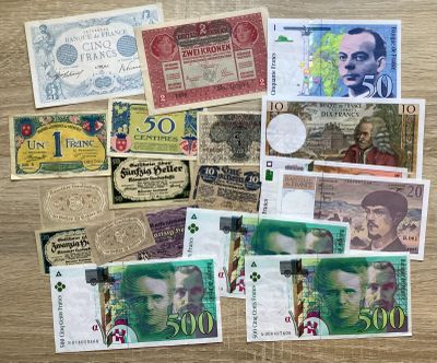 plusieurs types différents de billets de banque disposés sur une table