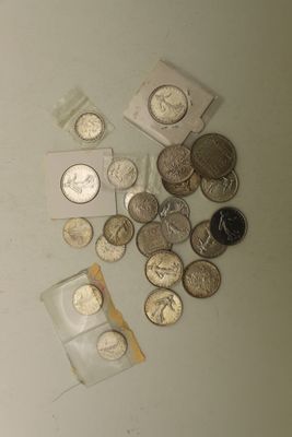 un lot de pièces de monnaie posées sur une table