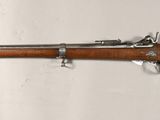 un vieux fusil accroché au mur d'une pièce