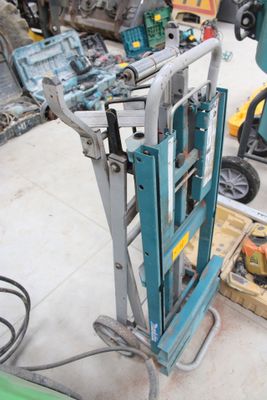 une machine posée sur le sol du garage