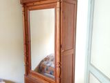 une armoire en bois surmontée d'un miroir