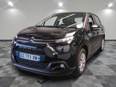 l'avant d'une Citroën noire garée sur un sol à damier
