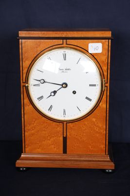 une horloge avec des chiffres romains sur le cadran