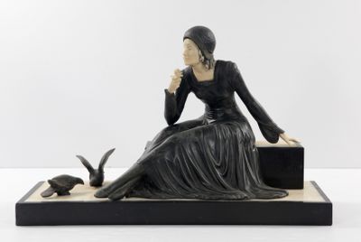 statue d'une femme assise sur un banc avec un chat