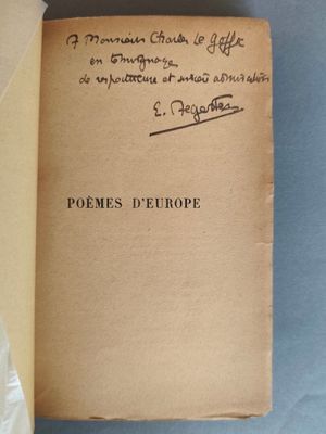 un livre ouvert avec une écriture dessus, posé sur une table
