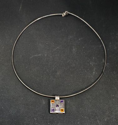 gros plan d'un collier sur une surface noire
