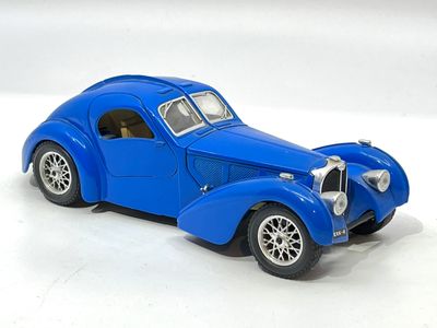 BURAGO. Bugatti Atlantic de 1938, métal laqué bleu et plasti…