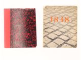 une image représentant un livre à la couverture rouge et un livre en noir et blanc à la couverture rouge