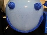 un bol bleu et blanc posé sur une étagère à côté d'une boîte bleue