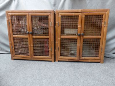paire de cages à oiseaux en bois avec des portes en treillis métallique