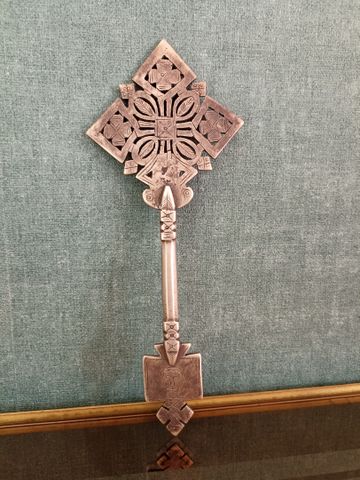 Croix de procession Copte en métal argenté à décor ciselé et ajou...