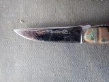 a knife that is laying on top of a cloth