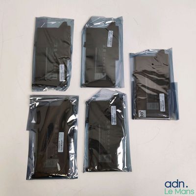quatre sachets de chocolat posés les uns à côté des autres sur une table