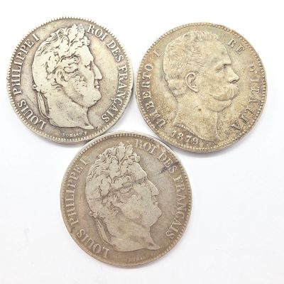 trois pièces d'argent sur lesquelles figurent les portraits d'un homme et d'une femme