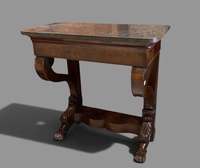 une petite table avec un plateau en marbre