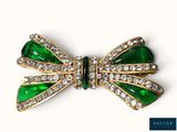 Broche en forme de nœud en cristal vert et blanc, avec une bordure dorée