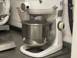 une photo d'une cuisine avec un mixeur et un blender
